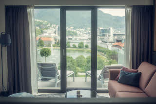 Foto: Francisco Munoz_Hotel Norge by Scandic Utsikt_fra_sofa_Dolk_suite_Copyright_Francisco_Mun.jpg
